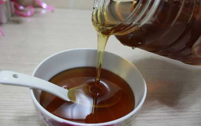 用蜂蜜擦臉一年有什么效果？